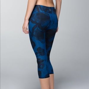 Lululemon Workout Capri Size 6 Black Blue Floral